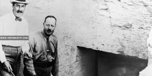 British Howard Carter in the left side stands with his assistant Arthur Callender at the entrance of the tomb Tut - Tutankhamun tomb discovery - Trips in Egypt