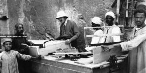 Howard Carter supervising carpenters works - Tutankhamun tomb discovery - Trips in Egypt