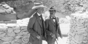 Howard carter walks with the patron of news - Tutankhamun tomb discovery - Trips in Egypt