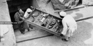 Removing a tray Of chariot parts from the tomb - Tutankhamun tomb discovery - Trips in Egypt