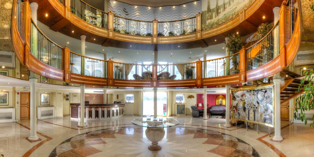 Courtyard of Sonesta Moon Goddess Nile Cruise – Trips in Egypt