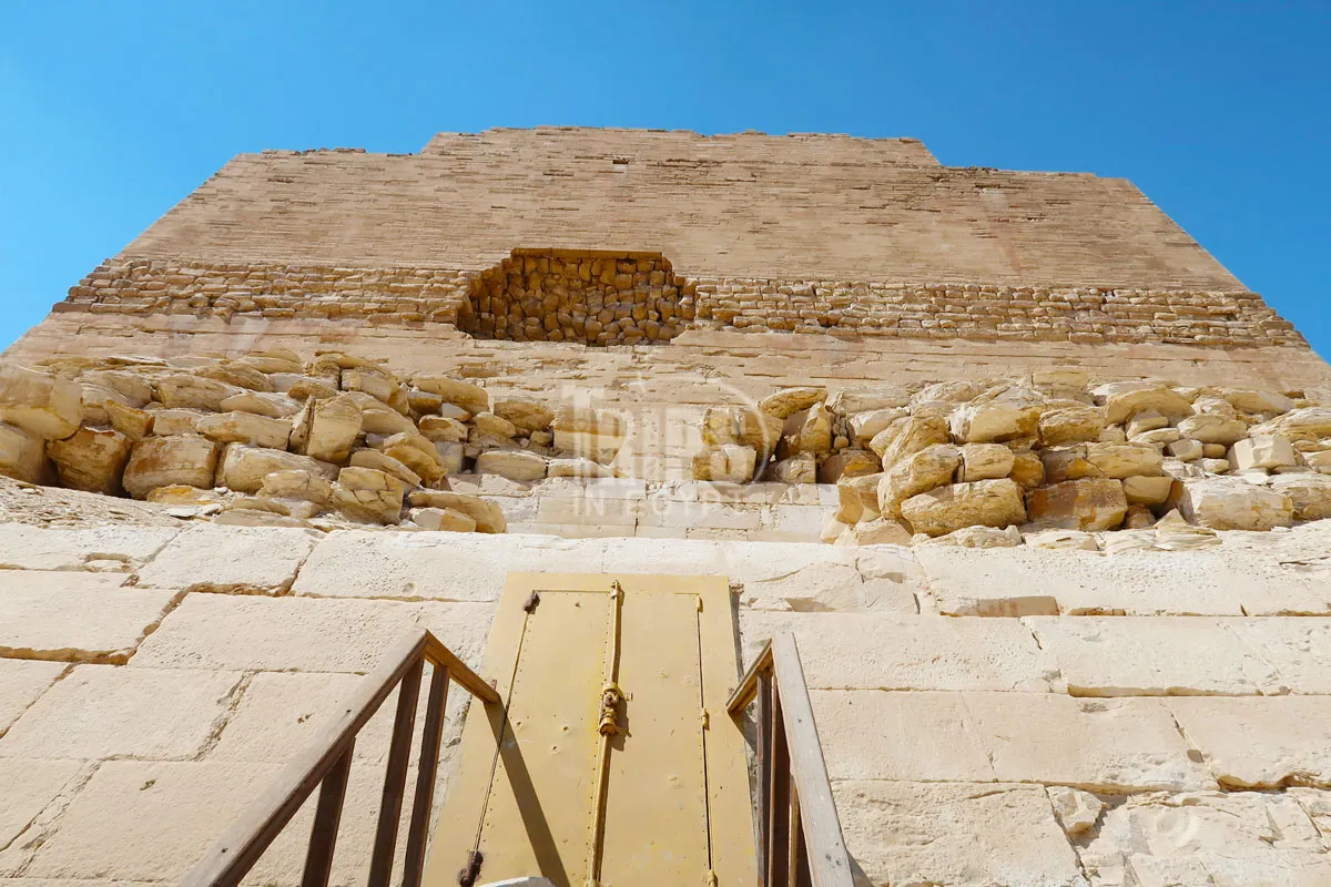construction of the pyramid of meidum trips in egypt
