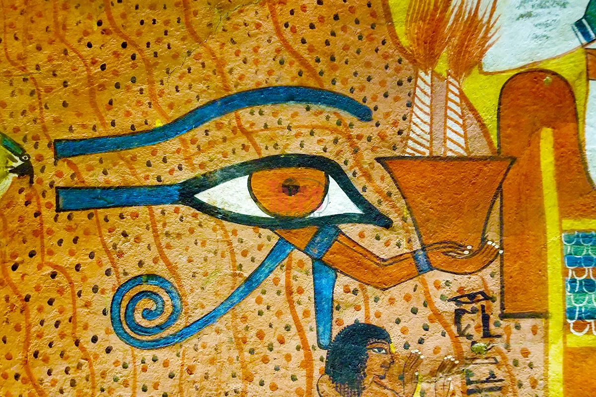 A Drawing of the Eye of Horus in Pashedu Tomb, Deir el-Medina  - Trips in Egypt