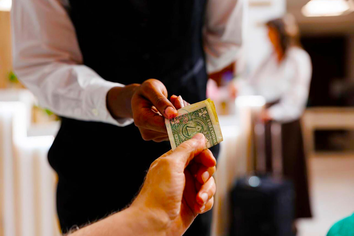 Tipping in Restaurants in Egypt - Trips in Egypt